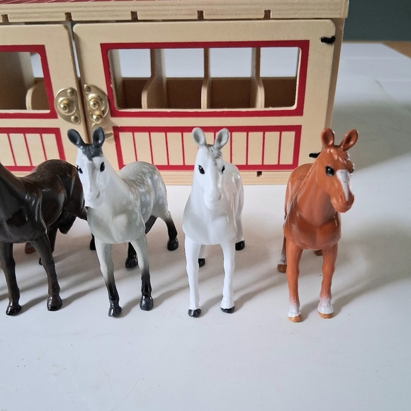 Melissa & Doug Take Along Show Horse Stable Play Set - 3744 Toy horse Figurines - Picture 7 of 16